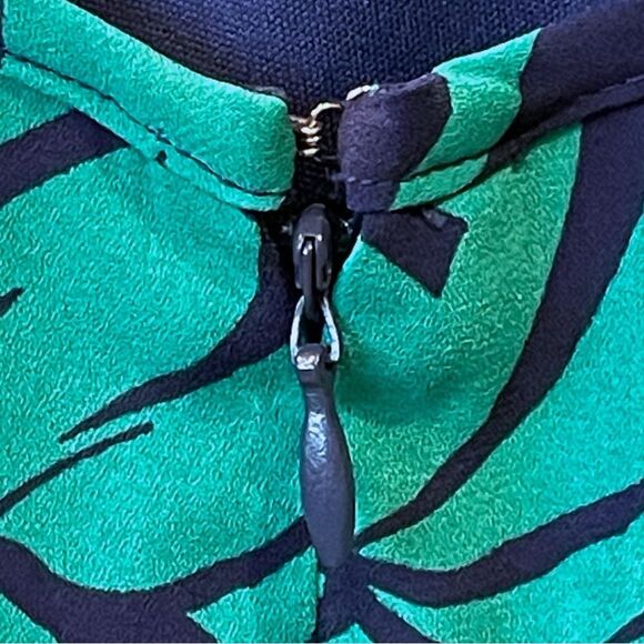 Vibrant Leaf Pattern Dress with Flutter Sleeves SIZE 6 - Picture 9 of 9